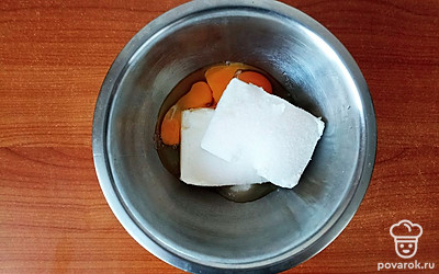 Смешайте яйца, творог и сахар в одной емкости.