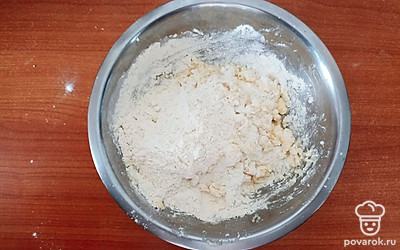 К полученной смеси добавьте муку и все тщательно перемешайте.