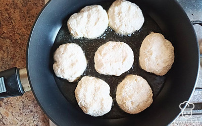 Сформируйте сырники и приступайте к их обжариванию на предварительно разогретой сковороде с растительным маслом. Жарьте по минуте с каждой стороны на среднем огне.