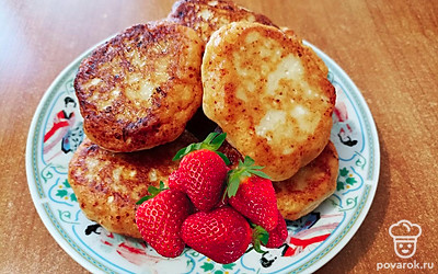 Украсьте сырники свежими ягодами.