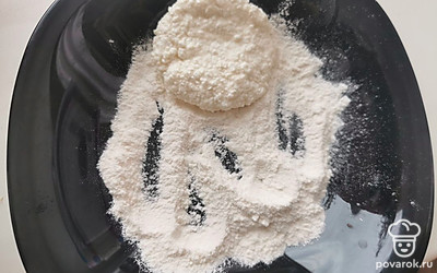 Мокрыми руками сформируйте шарики из творога, потом обмакните их в муку с обеих сторон и немного раздавите шарик, формируя лепешки.