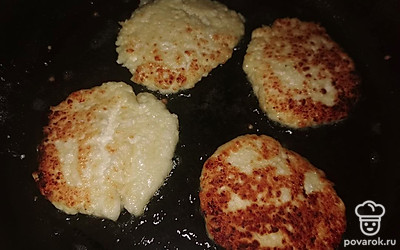 Жарьте сырники до румяной корочки примерно 25-30 минут.