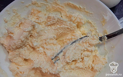 Смешайте в однородную массу творог с яйцом и сахаром.