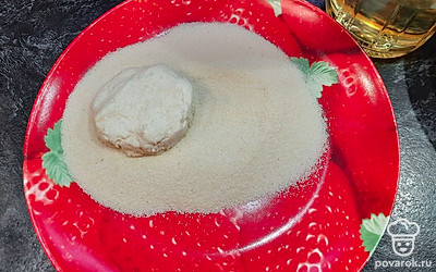 Насыпьте в плоскую тарелку манную крупу. Руки смажьте маслом, чтобы творог не прилипал к пальцам. Сформируйте небольшие лепёшки.