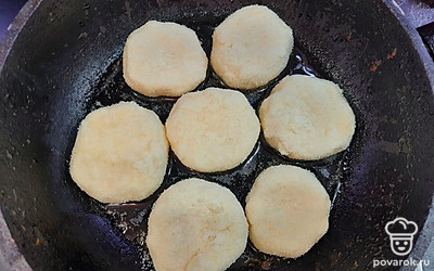Выложите сырники на разогретую сковороду с маслом.