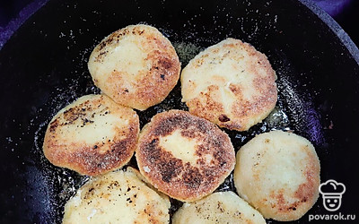 Обжарьте сырники по 1-2 минуты с обеих сторон.