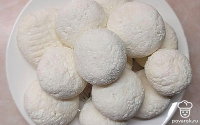 Нарежьте тесто на равные кусочки, придайте из них форму сырников.