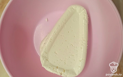 Творог выложите в посуду, помните вилкой.