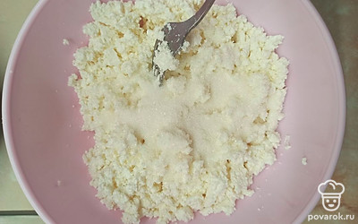 К творогу добавьте сахар.