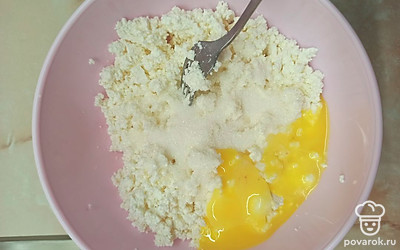 Влейте яичные желтки.