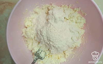 Всыпьте муку.