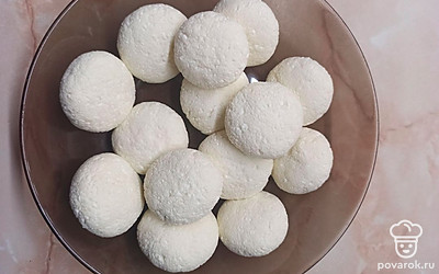 Слепите сырники.