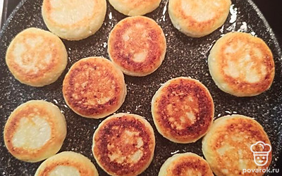 Обжарьте сырники с обеих сторон на слабом огне до румяной корочки.