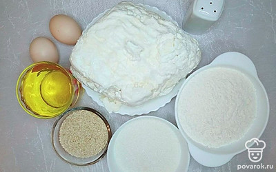 Просейте муку, можно несколько раз. Это сделает блюдо нежнее и пышнее, так как этим вы не только избавитесь от нежелательных примесей, но и добавите в нее воздуха.