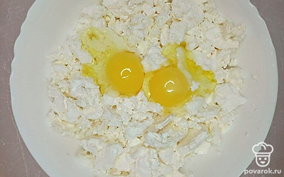 Возьмите глубокую емкость и переложите в нее творог, разбейте яйца, всыпьте соль, сахар, кунжут и муку. Если творог влажный, можете использовать чуть больше муки, сырники должны держать форму.