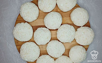 Тщательно перемешайте все ингредиенты до однородной консистенции и сформируйте красивые одинаковые лепешки.