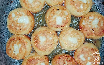 Обваляйте их в муке и обжарьте на растительном масле с двух сторон на умеренном огне до красивого румяного цвета.