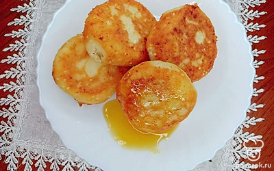 Подавайте блюдо на красивой плоской тарелке, можно для вкуса и аромата полить ложкой натурального меда.