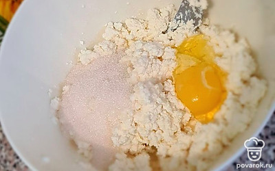 Творог, сахар и яйцо разомните. Всё перемешайте 