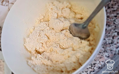 Добавьте 3-4 ложки муки. Тщательно перемешайте.