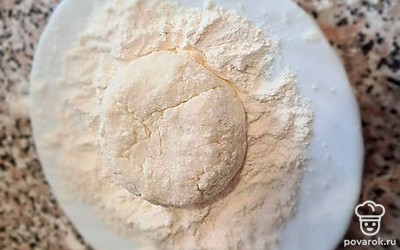 Сформируйте сырники желаемой формы и обваляйте в муке. Выложите на сковороду с разогретым маслом и на среднем огне обжарьте примерно 5 минут с каждой стороны.