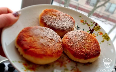 Готовые сырники можно украсить сахарной пудрой, ароматным повидлом или взбитыми сливками.