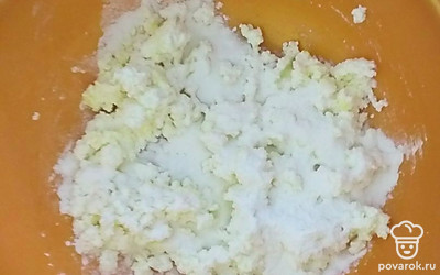 В творог вбейте яйцо, добавьте манную крупу, сахар и ванилин.