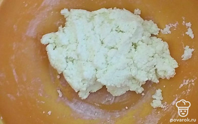 Все хорошо перемешайте, оставьте на 3 минуты, чтобы манка разошлась.