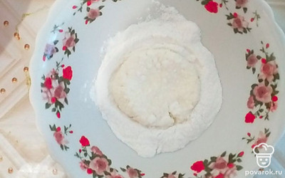 Сформируйте сырники, обваляйте в муке.