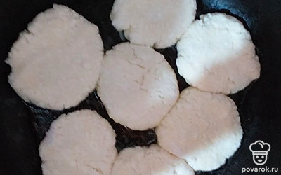 Разогрейте сковороду, налейте растительное масло. Обжаривайте сырники с обеих сторон до золотистого цвета.