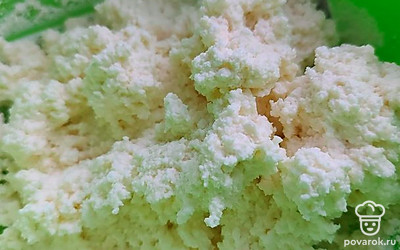 В творог добавьте яйцо, соль, сахар, перемешайте до однородной консистенции вилочкой, добавьте муку. Еще раз перемешайте. После 5 минут ваше тесто готово.