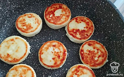 Теперь осталось пожарить наши идеальные сырники. На разогретую сковородку с небольшим количеством растительного масла выложите сырники и обжарьте с двух сторон до золотистого цвета. Подайте со сметаной и ягодками. Приятного аппетита!