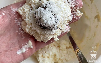 Разделите его на равные части, возьмите одну и сделайте небольшую лепешку. В середину добавьте половину чайной ложки шоколадной пасты и немного кокосовой стружки. Сформируйте сырник с начинкой в середине.