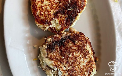 Выложите на сковородку, обжарьте с двух сторон до готовности.