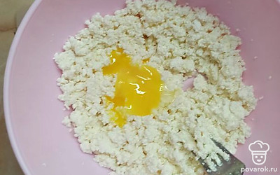 Творог разомните вилкой, добавьте желтки и сахар.