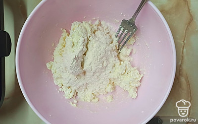 Добавьте ванилин и муку.