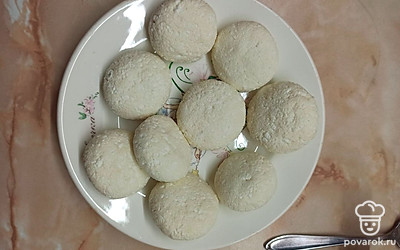 Хорошо вымесите, раскатайте шарики размером с орех, приплюсните.