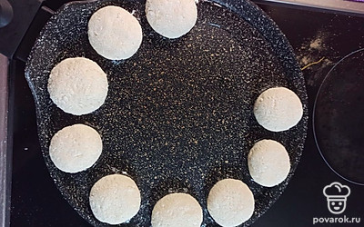 На раскаленную сковороду влейте масло, чтобы покрывало дно, выложите сырники и жарьте на медленном огне до румяной корочки, можно под крышкой.