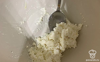 Смешайте в миске творог, сахар, яйцо, 2 ст. л. рисовой муки. Перемешайте до однородного состояния, можно с помощью погружного блендера.