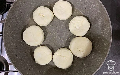 Слепите сырники с помощью ложки, и обваляйте в оставшейся муке. Чтобы масса не прилипала, руки смочите водой.