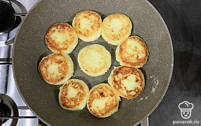 Обжарьте с двух сторон на растительном масле на среднем огне около 2 минут с каждой стороны, не накрывая крышкой, до образования корочки. Далее убавьте огонь до минимума и подержите на сковороде еще пару минут.