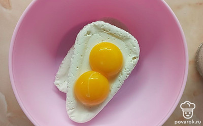 Творог и желтки разомните вилкой.