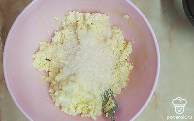 Добавьте сахар, кокосовую стружку, муку и хорошо вымесите.