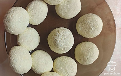 Придайте форму сырникам.