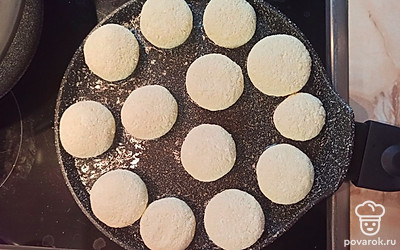 Обжарьте на разогретой сковороде с растительным маслом на медленном огне до румяной корочки.