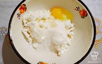 В одной ёмкости смешайте творог, сахар по вкусу и яйцо. Чтобы масса получилась более плотной, добавьте 1-2 столовые ложки муки.