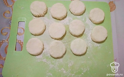 Скатайте небольшие шарики, слегка обваляв их в муке, и сформируйте "шайбы". 