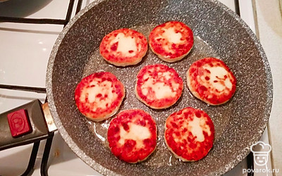 Выложите сырники на разогретую сковороду и обжарьте с каждой стороны по 2-3 минуты.