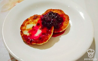 Подавайте готовое блюдо вместе с любимым вареньем или сметаной.