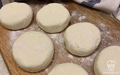 Сформируйте сырники.
